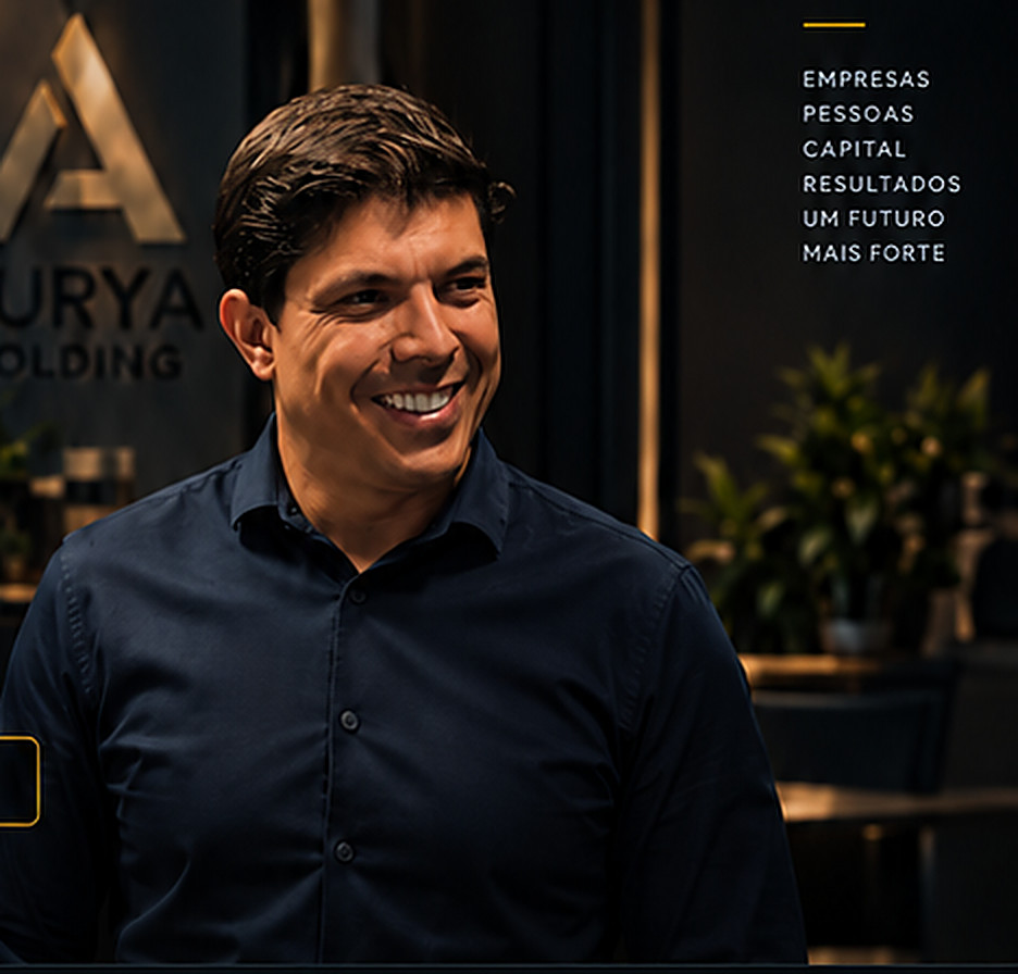 Adan Lopes, fundador da Aurya Holding, diante da marca do grupo